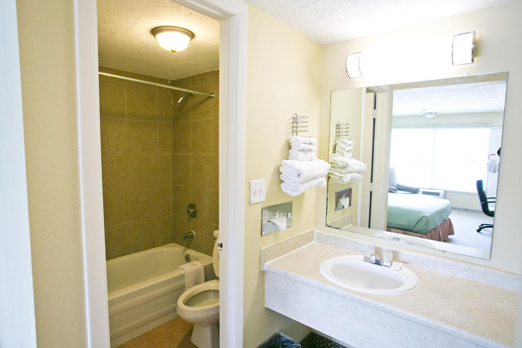 Star City Inn And Suites Grove City Room photo